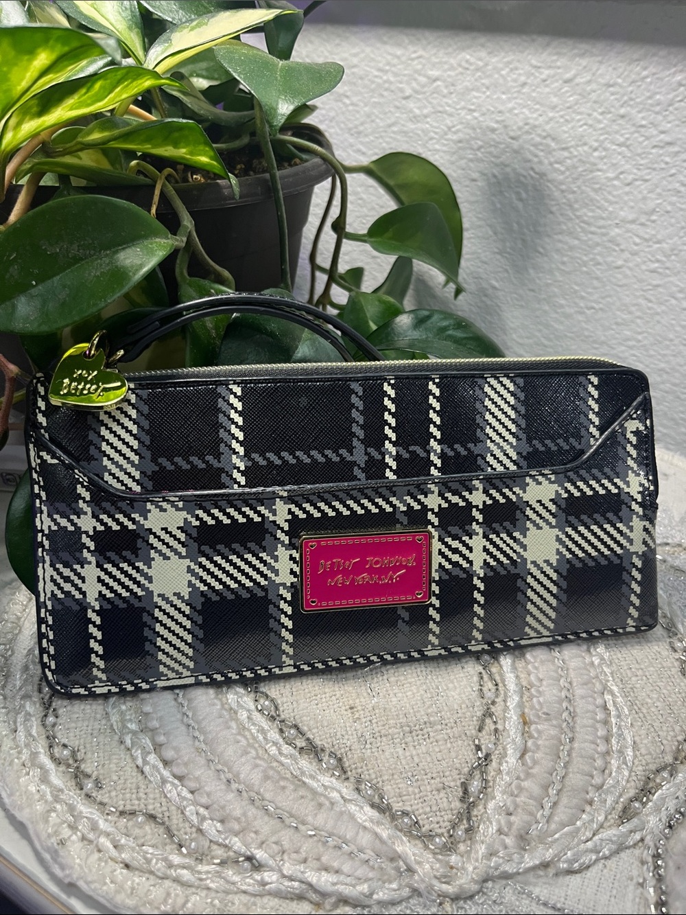 Betsey Johnson Plaid Wristlet Clutch Wallet Black Cream Pink Like New - Picture 2 of 10